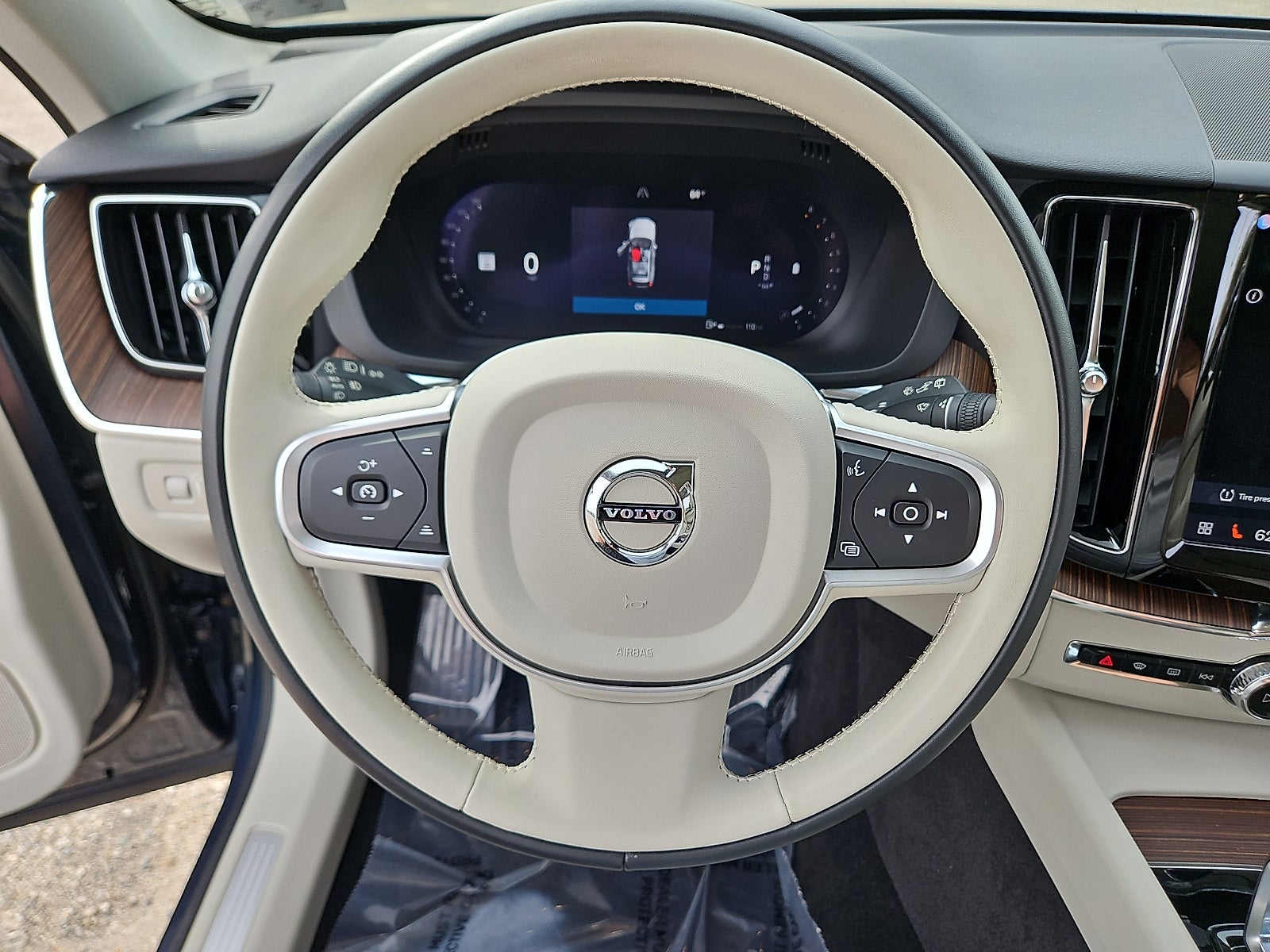 2022 Volvo XC60 B5 Momentum